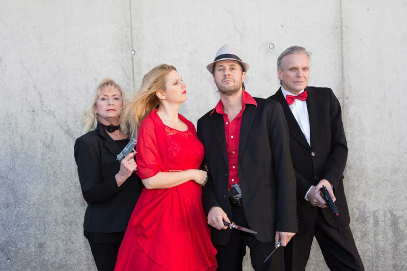 Krimifall: La Familglia, vier Schauspieler vor einer Wand