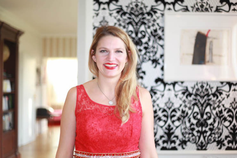 Portrait von Nathalie Samelie, im Hintergrund einen Wohnbereich