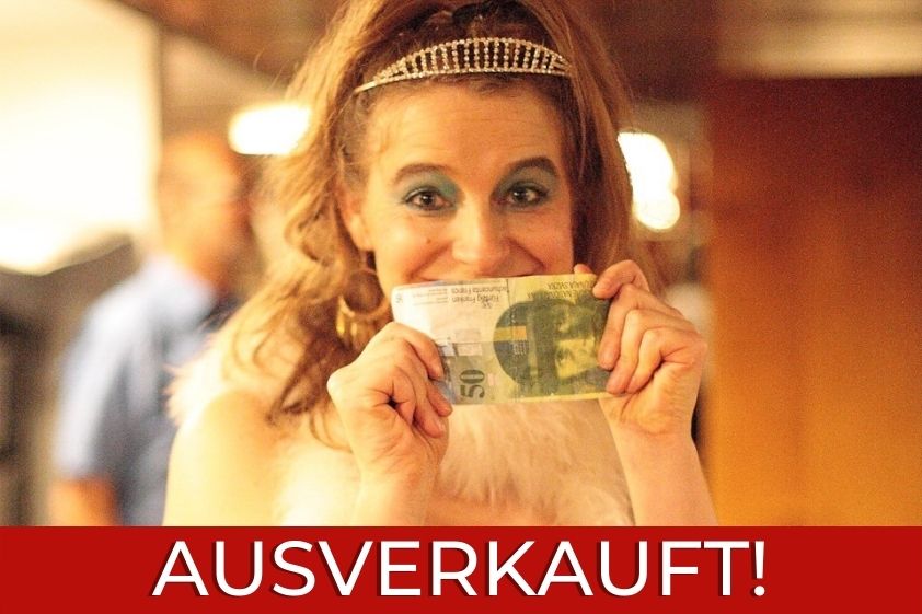 Frau mit Diadem auf dem Kopf lächelt und hält einen Geldschein in der Hand. Unter dem Bild steht 'AUSVERKAUFT'.